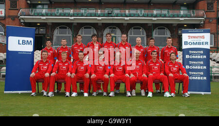 Lancashire's (rangée arrière de gauche à droite) Steven Mullaney, Gareth Cross, Tom Smith, Kyle Hogg, Oliver Newby, Simon Marshall, Karl Brown, Paul Horton, Steven Croft (rangée avant de gauche à droite) Dominic Cork, Glen Chapple, capitaine Mark Chilton, vice-capitaine Stuart Law, Gary Kreedy, Iain Sutcliffe, MAL Loye et Luke Sutton posent pour les médias lors d'une journée de presse au terrain de cricket d'Old Trafford, à Manchester. Banque D'Images