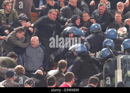 Affrontements entre la police italienne et les supporters de Manchester United lors du match de la première jambe de la Ligue des champions de l'UEFA au stade olympique de Rome, en Italie. Banque D'Images