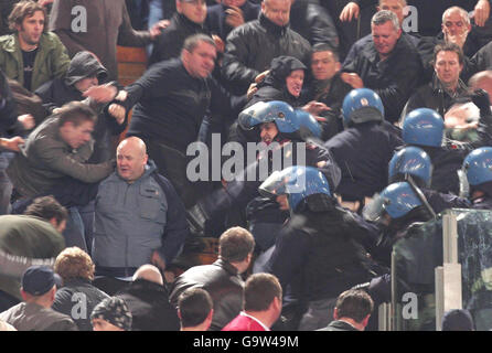 Affrontements entre la police italienne et les supporters de Manchester United lors du match de la première jambe de la Ligue des champions de l'UEFA au stade olympique de Rome, en Italie. Banque D'Images