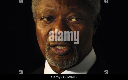 L'ancien Secrétaire général des Nations Unies, Kofi Annan, prend la parole lors d'une visite dans le domaine de l'hôtel Gleneagles à Perthshire. Banque D'Images