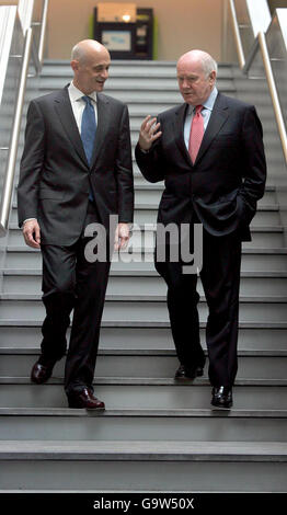 Le secrétaire à l'intérieur John Reid (à droite) lors de sa rencontre avec le secrétaire américain à la sécurité intérieure Michael Chertoff au siège social de Londres. Banque D'Images