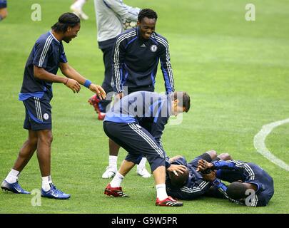 (G-D) Didider Drogba, Michael Essien, Carlo Cudicini, Lassana Diara et Saloman Kalou de Chelsea partagent une blague pendant l'entraînement Banque D'Images