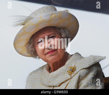 La reine Elizabeth II de Grande-Bretagne suit les débats lors d'une cérémonie au mémorial de Vimy, près de Lille, dans le nord de la France. Banque D'Images