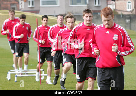 John Arne Riise de Liverpool (à droite) et Steven Gerrard (deuxième à droite), qui ont fait du jogging devant l'équipe lors d'une séance d'entraînement au terrain d'entraînement de Melwood, à Liverpool. Banque D'Images