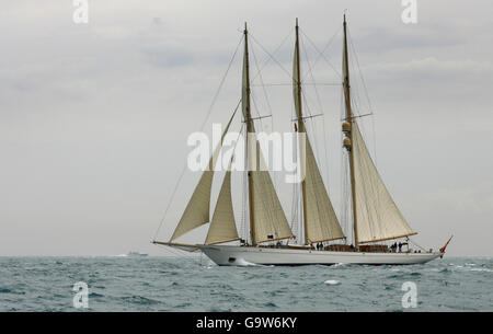 Le yacht britannique Adix fait une croisière sur la Méditerranée lors de la course pour la coupe de l'Amérique à Valence, en Espagne.APPUYEZ SUR ASSOCIATION photo.Date de la photo: Mercredi 4 avril 2007.Le crédit photo devrait se lire: Chris Ison/PA Wire. Banque D'Images