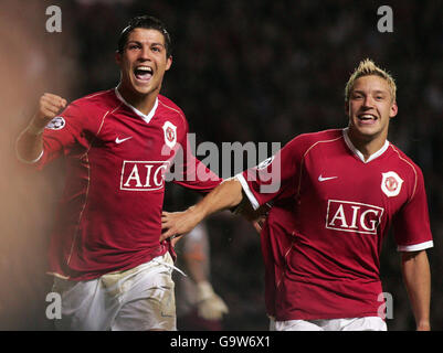 Cristiano Ronaldo de Manchester United (à gauche) célèbre avec Alan Smith après avoir marquant leur deuxième but lors du match de quart de finale de la Ligue des champions de l'UEFA à Old Trafford, Manchester. Banque D'Images