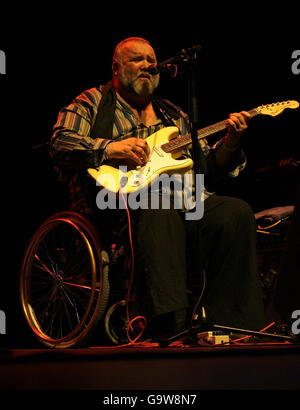 John Martyn en concert - Londres.John Martyn joue en concert au Royal Albert Hall, dans le centre de Londres. Banque D'Images