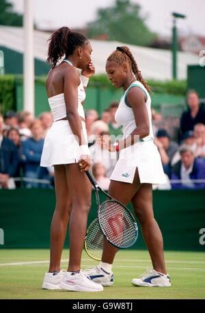 Tennis, Wimbledon 2001, troisième tour. Vénus et Serena Williams Banque D'Images