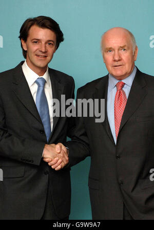 Le secrétaire britannique à l'intérieur John Reid (à droite) tremble la main avec le ministre français de l'intérieur François Baroin (à gauche) lorsqu'ils se rencontrent pour la première fois au siège social de Marsham Street, à Londres. Banque D'Images