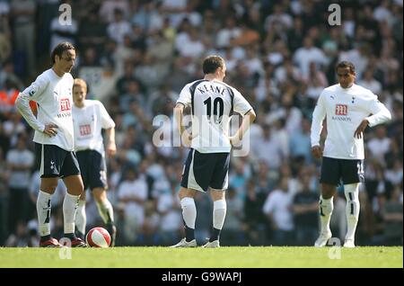 Soccer - FA Barclays Premiership - Tottenham Hotspur v Arsenal - White Hart Lane.Les joueurs de Tottenham Hotspur se sont abattus après que Emmanuel Adebayor d'Arsenal ait terminé leur deuxième but du match Banque D'Images