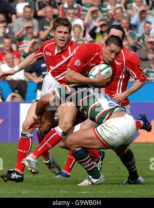 Le roi Regan de Llanelli Scarlets est attaqué par Daryl Gibson de Leicester (à droite) lors de la demi-finale Heineken Cup au stade Walkers, à Leicester. Banque D'Images