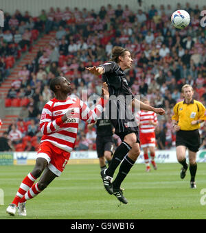 Jonathan forte de Doncaster (à gauche) en action avec Adam Griffiths de Brentford lors du match One de la Coca-Cola football League au Keepmoat Stadium, Doncaster. Banque D'Images