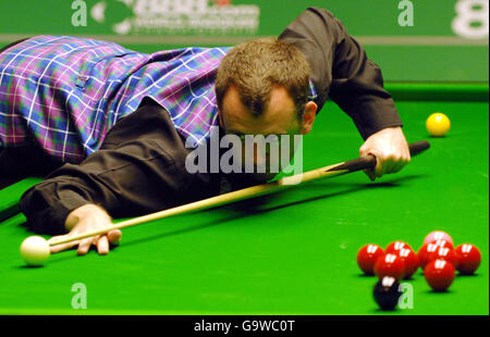 Mark Williams au pays de Galles à la table contre Joe Swail en Irlande du Nord lors du premier match des Championnats du monde de Snooker au Crucible Theatre, Sheffield. Banque D'Images