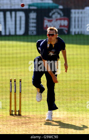 Cricket - friendly - Surrey / Bradford Leeds UCCE - The Brit Oval. Stewart Walters, Surrey Banque D'Images