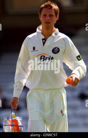 Cricket - friendly - Surrey / Bradford Leeds UCCE - The Brit Oval. Simon King, Surrey Banque D'Images