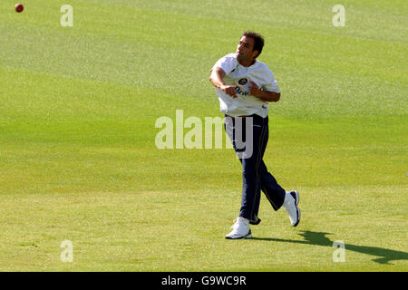 Cricket - friendly - Surrey / Bradford Leeds UCCE - The Brit Oval. Mohammed Akram, Surrey Banque D'Images