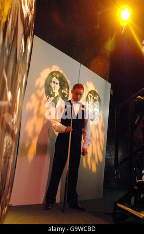 Stephen Hendry, en Écosse, attend d'entrer dans l'arène lors du premier match des championnats du monde de snooker au Crucible Theatre, à Sheffield. Banque D'Images