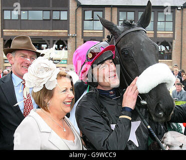 Le jockey Davy Russell fête avec l'entraîneur Arthur Moore (à gauche) et la propriétaire Anne Marie Turkington après avoir remporté les champions Kerrygold Chase sur Mansery à l'hippodrome de Punchartown. Banque D'Images