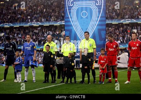 Football - UEFA Champions League - semi-finale - First Leg - Chelsea / Liverpool - Stamford Bridge.Le capitaine de Chelsea, John Terry, et le capitaine de Liverpool, Steven Gerrard, font la queue avec les officiels du match et les mascottes avant le début du match Banque D'Images