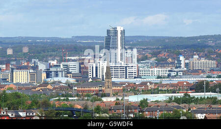 La ligne d'horizon de Leeds, dominée par des immeubles et des appartements élevés comme Bridgewater place, le bâtiment le plus haut du Nord, de 32 étages et 110 mètres de haut, rejoint la montée en flèche de la ville lorsqu'elle est officiellement ouverte aujourd'hui. Banque D'Images