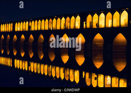 Siosepol Bridge at Night à Esfahan Banque D'Images