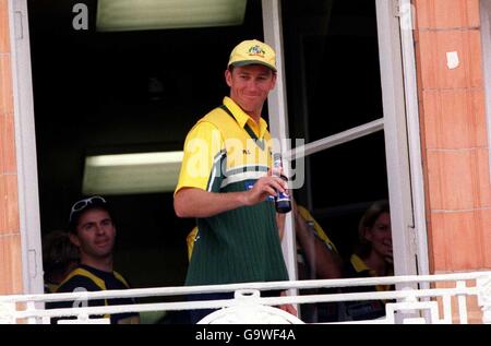 Glenn McGrath, un australien, célèbre sur le balcon avec une bouteille De fosters lager Banque D'Images