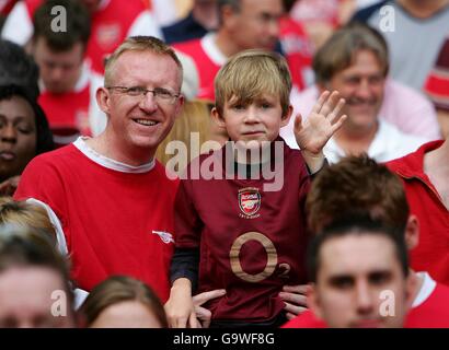 Football - FA Barclays Premiership - Arsenal / Fulham - Emirates Stadium. Un jeune fan d'Arsenal et son père Banque D'Images