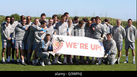 Les joueurs de Sunderland célèbrent la promotion au Premiership lors d'une session d'entraînement à Whitburn , Sunderland. Banque D'Images