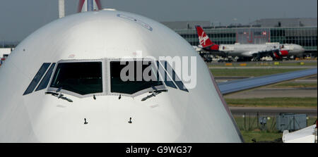 Stock d'avions.Le poste de pilotage d'un Boeing 747 de British Airways à l'aéroport de Heathrow. Banque D'Images