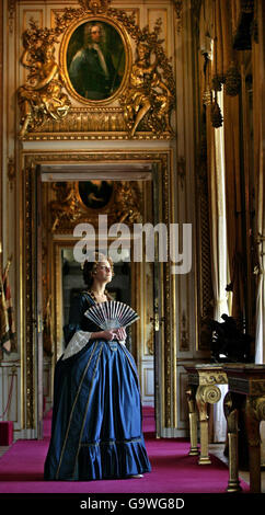 L'actrice Sophie Holland pose dans un costume datant de 1750 lors d'une nouvelle expérience de visiteur intitulée Palais de Blenheim : l'histoire incalculable qui ouvre pour une soirée de prévisualisation dans le Grand Hall du Palais de Blenheim, Oxfordshire. Banque D'Images