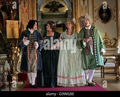 Des acteurs vêtus de costumes d'époque se sont emparés vers le Grand Hall où une nouvelle expérience de visiteur intitulée Palais de Blenheim : l'histoire incalculable ouvre pour une soirée de prévisualisation au Palais de Blenheim, dans l'Oxfordshire. Banque D'Images