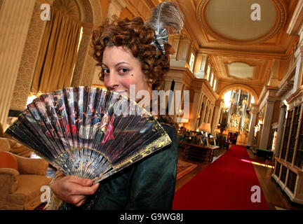 L'acteur Sophie Holland pose dans un costume datant de 1750 lors d'une nouvelle expérience de visiteur intitulée Blenheim Palace: The Untold Story, qui ouvre pour une soirée de prévisualisation dans le Grand Hall du Palais de Blenheim, Oxfordshire. Banque D'Images