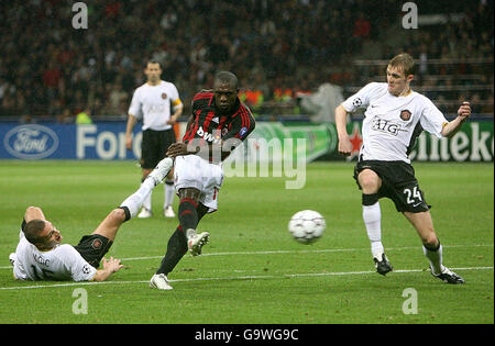 Clarence Seedorf d'AC Milan marque le deuxième but de son équipe lors du match de demi-finale de la Ligue des champions de l'UEFA contre Manchester United à San Siro, Milan, Italie. Banque D'Images