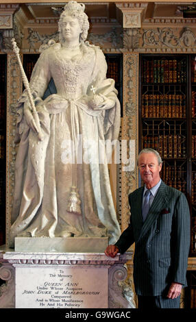 Le duc de Marlborough pose à côté d'une statue de la reine Anne à l'ouverture d'une nouvelle expérience de visiteur intitulée Blenheim Palace: The Untold Story, qui a ouvert une soirée de prévisualisation dans le Grand Hall du Palais de Blenheim, dans l'Oxfordshire. Banque D'Images