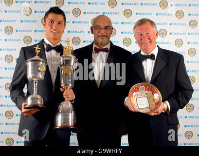 Cristiano Ronaldo de Manchester United avec son joueur de l'année PFA Youg et le joueur de l'année et Sir Alex Feguson, directeur de Manchester United, avec son prix spécial du mérite, aux côtés de George Berry, cadre senior du PFA, au Grosvenor House Hotel Banque D'Images