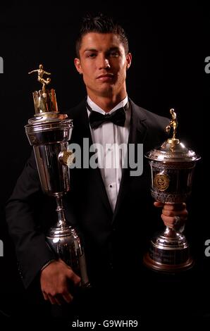 Cristiano Ronaldo de Manchester United avec son joueur de l'année PFA Youg et le joueur de l'année PFA au Grosvenor House Hotel... Football - Prix du joueur de l'année PFA 2007 - Grosvenor House Hotel ... 22-04-2007 ... londres ... Royaume-Uni ... Photo Credit devrait lire: Jon Buckle/unique référence no 4590887 ... NUL Banque D'Images