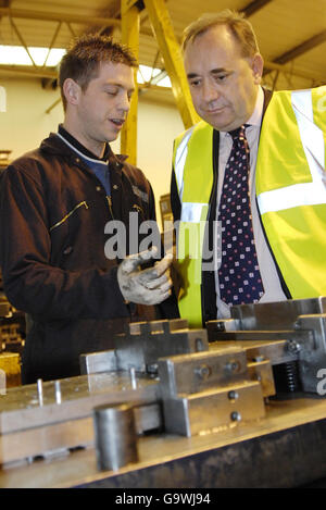 Alex Salmond, chef du SNP, et Peter Jamieson lors d'une visite électorale à Cullen Building Products, Glenrothes, Fife. Banque D'Images