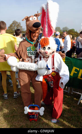 Les coureurs vêtus comme Scooby-Doo et Roger Rabbit au début du marathon de Flora London à Greenwich, Londres. Banque D'Images