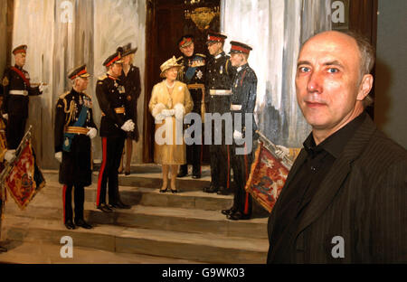 L'artiste Sergei Pavlenko se dresse devant son tableau, le premier portrait de groupe de la famille royale à présenter la duchesse de Cornwall, lors du lancement du salon annuel de la Société royale des peintres en portrait, dans le centre de Londres. Banque D'Images