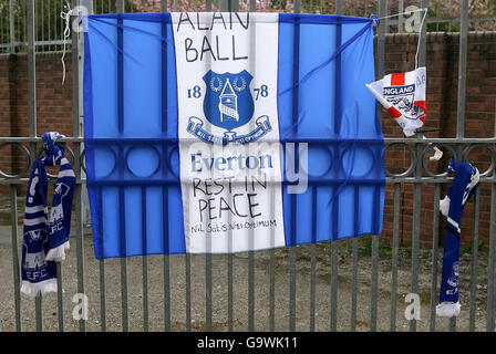 Hommages rendus à l'extérieur de Goodison Park, à Liverpool, en mémoire d'Alan ball, le légendaire d'Everton et d'Angleterre, décédé la nuit dernière. Banque D'Images