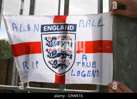 Hommages rendus à l'extérieur de Goodison Park, à Liverpool, en mémoire d'Alan ball, le légendaire d'Everton et d'Angleterre, décédé la nuit dernière. Banque D'Images