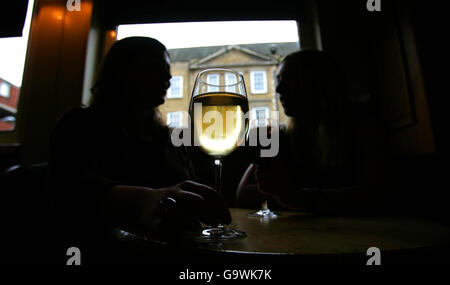 Deux femmes boivent du vin dans un pub du centre de Londres. L’augmentation des licences voit moins de femmes dans les combats. Banque D'Images