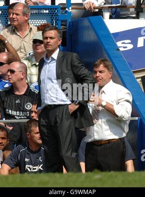 Soccer - FA Barclays Premiership - Chelsea et Bolton Wanderers - Stamford Bridge.Jose Mourinho (à gauche), le directeur de Chelsea, et Sam Allardyce, le directeur de Bolton Wanderers, observent à partir de la ligne de contact Banque D'Images