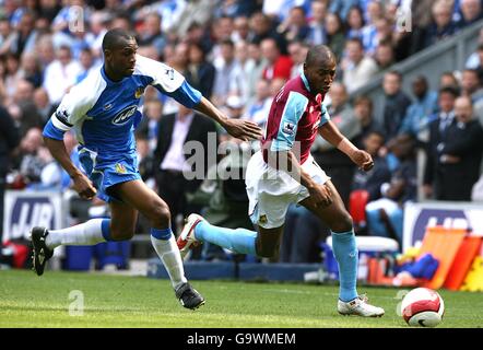 Soccer - FA Barclays Premiership - Wigan Athletic v West Ham United - The JJB Stadium.Emmerson Boyce de Wigan Athletic (l) et Luis Boa Morte de West Ham United se battent pour le ballon Banque D'Images