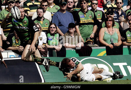 Northampton Saints Ben Cohen est attaqué par Paul Hodgson, de Londres Irish, lors du match Guinness Premiership à Franklin's Gardens, Northampton. Banque D'Images