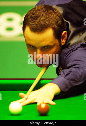 Stephen Maguire en action contre Joe Swail lors du deuxième match des Championnats du monde de Snooker au Crucible Theatre, Sheffield. Banque D'Images