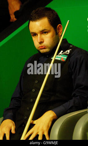 Stephen Maguire en action contre Joe Swail lors du deuxième match des Championnats du monde de Snooker au Crucible Theatre, Sheffield. Banque D'Images