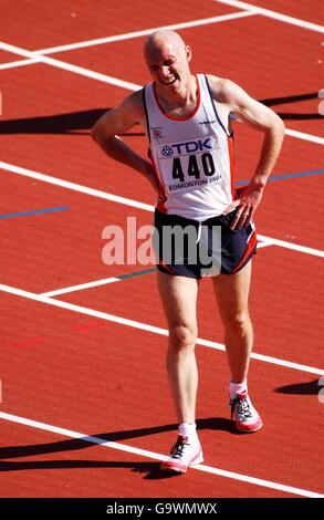 Athlétisme - Championnat du monde de l'IAAF - Edmonton.La tension montre sur le visage de Michael Openshaw de Grande-Bretagne après avoir terminé dernier dans sa chaleur des hommes 5,000 mètres. Banque D'Images