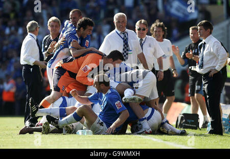 Les joueurs de Birmingham fêtent après le but de Sebastian Larsson contre Sheffield mercredi lors du match du championnat de football Coca-Cola à St Andrews, Birmingham. Banque D'Images