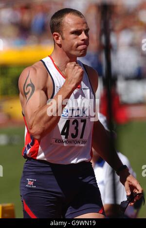 Athlétisme - Championnat du monde de l'IAAF - Edmonton.Dean macey, de Grande-Bretagne, pompe son poing après son dégagement de la barre dans le saut en hauteur du décathalon de Mens. Banque D'Images